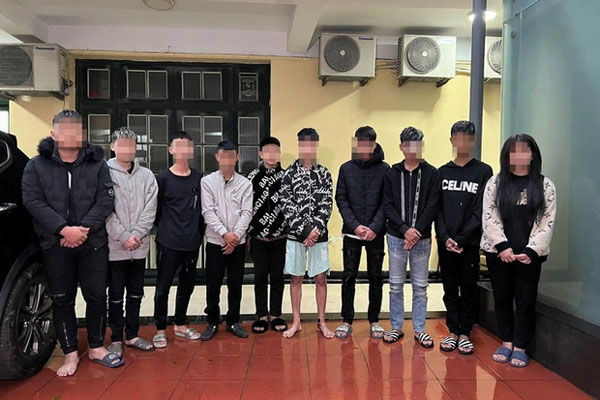 Cặp đôi phối hợp dàn cảnh trộm... thuốc lá ngay sau lưng người chủ cửa hàng-1