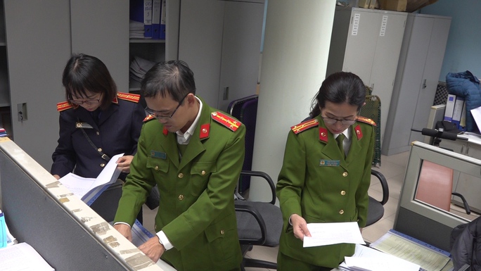 Loạt ảnh khám xét, bắt lãnh đạo Cục Đăng kiểm Việt Nam-2