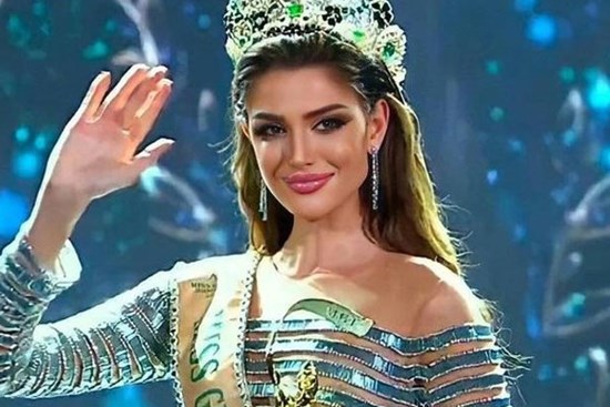 Tranh cãi fan phải trả tiền để chụp ảnh với Hoa hậu Hòa bình