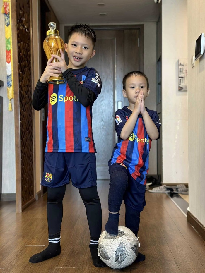 4 cậu con trai của MC Quang Minh làm bố dở khóc dở cười với đam mê bóng đá-2