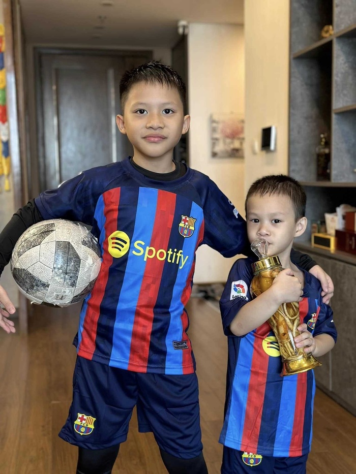 4 cậu con trai của MC Quang Minh làm bố dở khóc dở cười với đam mê bóng đá-3