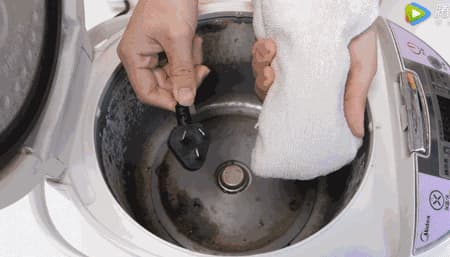 Nồi cơm điện chỉ rửa khoang trong? Bỏ qua 5 chỗ bẩn này, tốn thời gian, tốn điện!-2