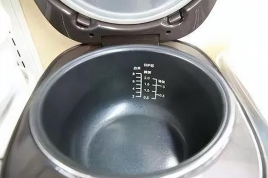 Nồi cơm điện chỉ rửa khoang trong? Bỏ qua 5 chỗ bẩn này, tốn thời gian, tốn điện!