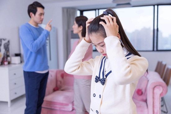 Nếu không muốn con trở nên CAU CÓ, KHÓ GẦN, cha mẹ cần tránh xa 3 điều này