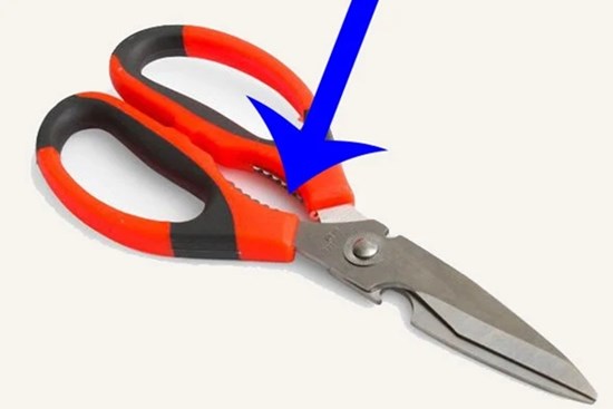 Lỗ khuyết, lỗ răng cưa trên kéo dùng để làm gì: Chuyên gia bật mí nhiều người té ngửa, hóa ra dùng sai hết