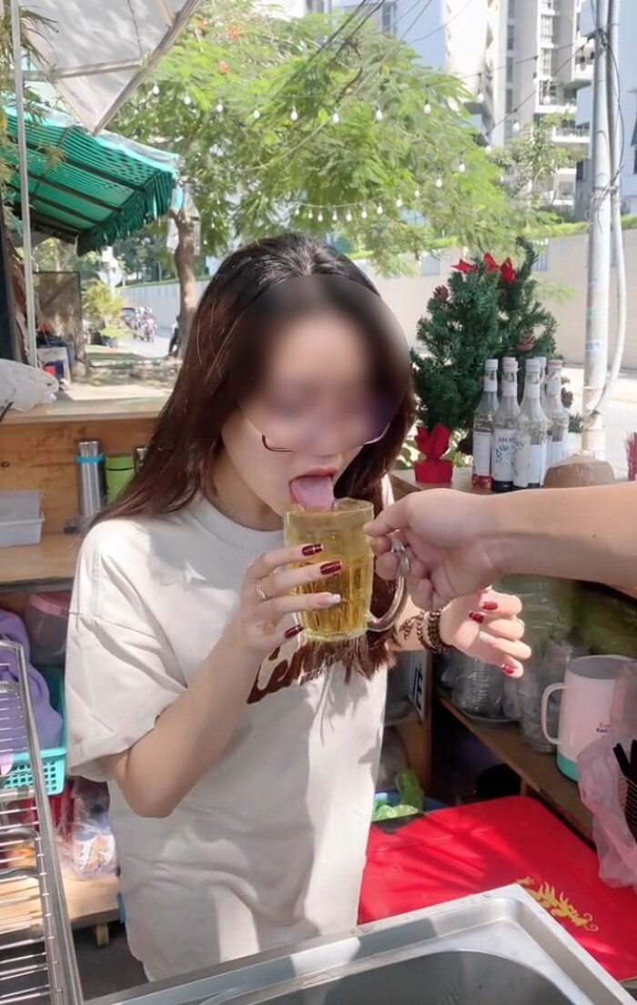 Rầm rộ trend gái trẻ lấy tay chấm mút rồi lấy lưỡi khuấy nước cho khách để nhận tiền khiến netizen kinh sợ-6