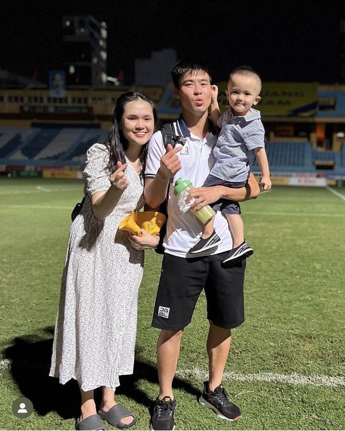 Vợ Đỗ Duy Mạnh lộ ảnh xuề xòa, khác hẳn hình trên mạng-5