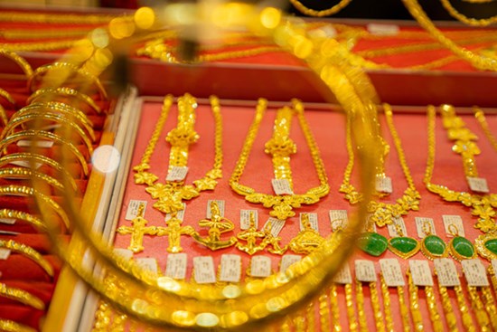 Giá vàng hôm nay 12/1: Chững lại trên đỉnh cao 8 tháng