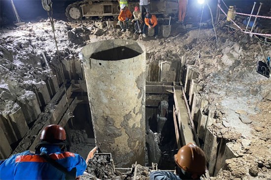 Dùng 2 vòi xói phá đất nơi bé trai 10 tuổi rơi xuống ống trụ bê tông