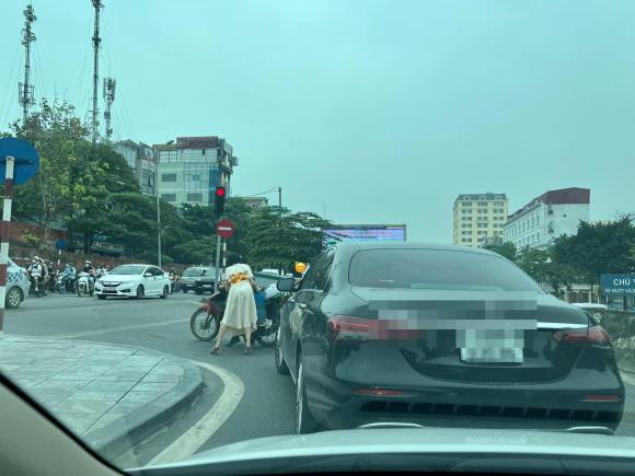 Việc tử tế ngày cận Tết Nguyên Đán: Mợ đẹp đi xe sang chẳng ngại giúp đỡ người chở đồ thừa cho heo-2