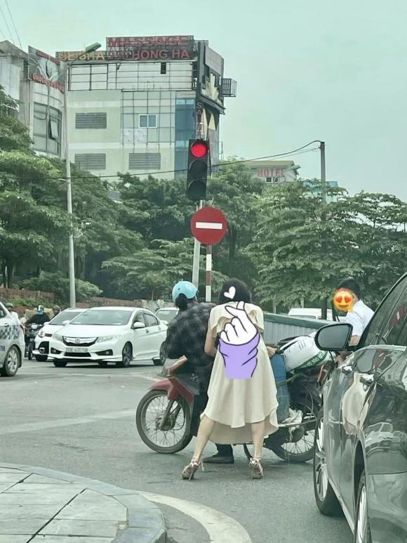 Việc tử tế ngày cận Tết Nguyên Đán: Mợ đẹp đi xe sang chẳng ngại giúp đỡ người chở đồ thừa cho heo-3