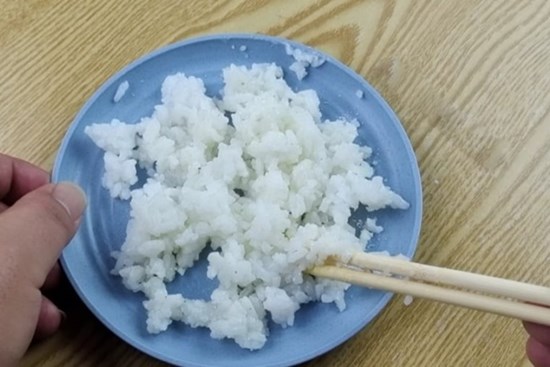 Trộn cơm nguội với thứ rồi đặt ở góc nhà: Gián 'chạy mất dép', một đi không trở lại