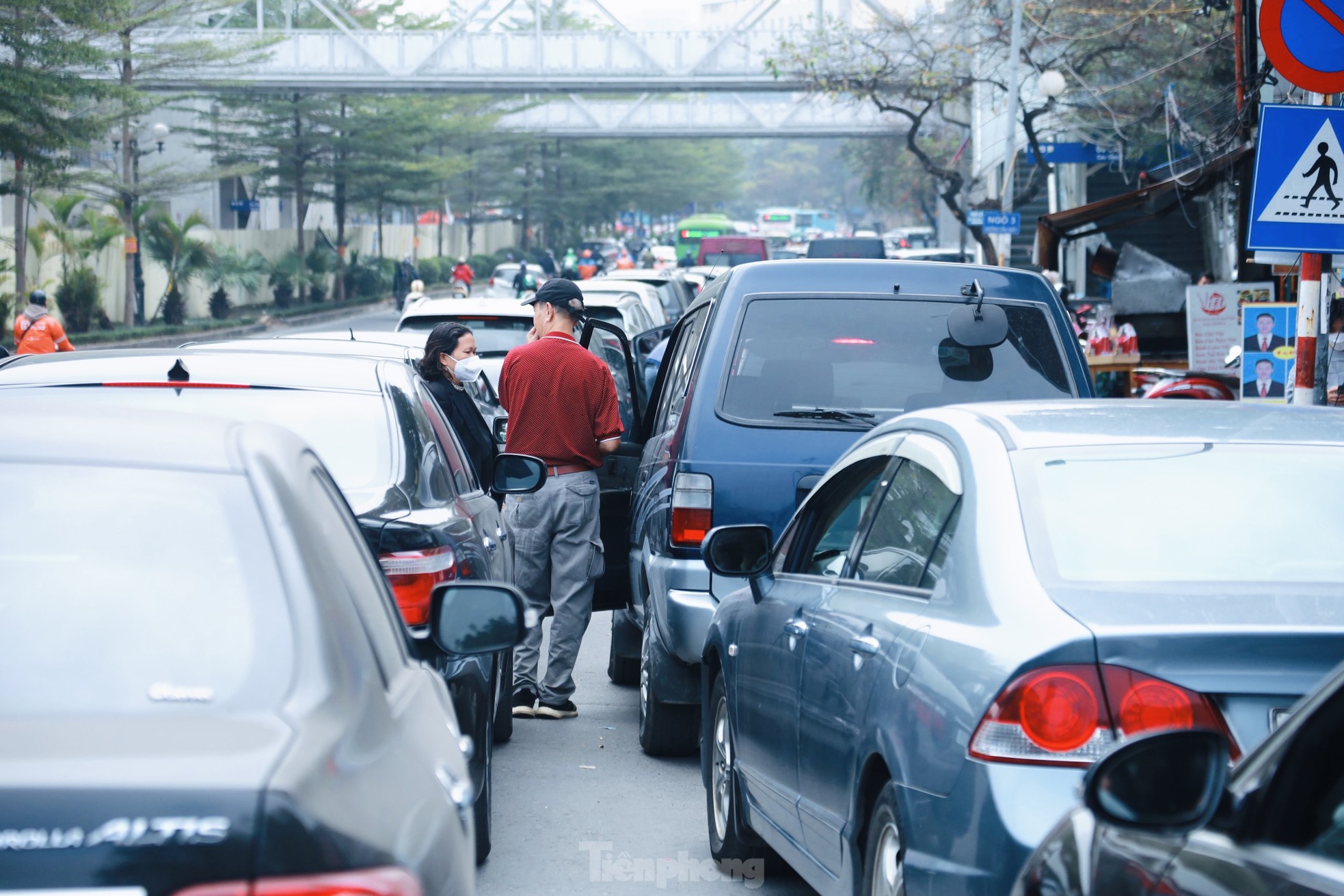 Khổ như đi đăng kiểm: Bà bầu mệt mỏi xếp hàng 5 ngày chưa tới lượt-2