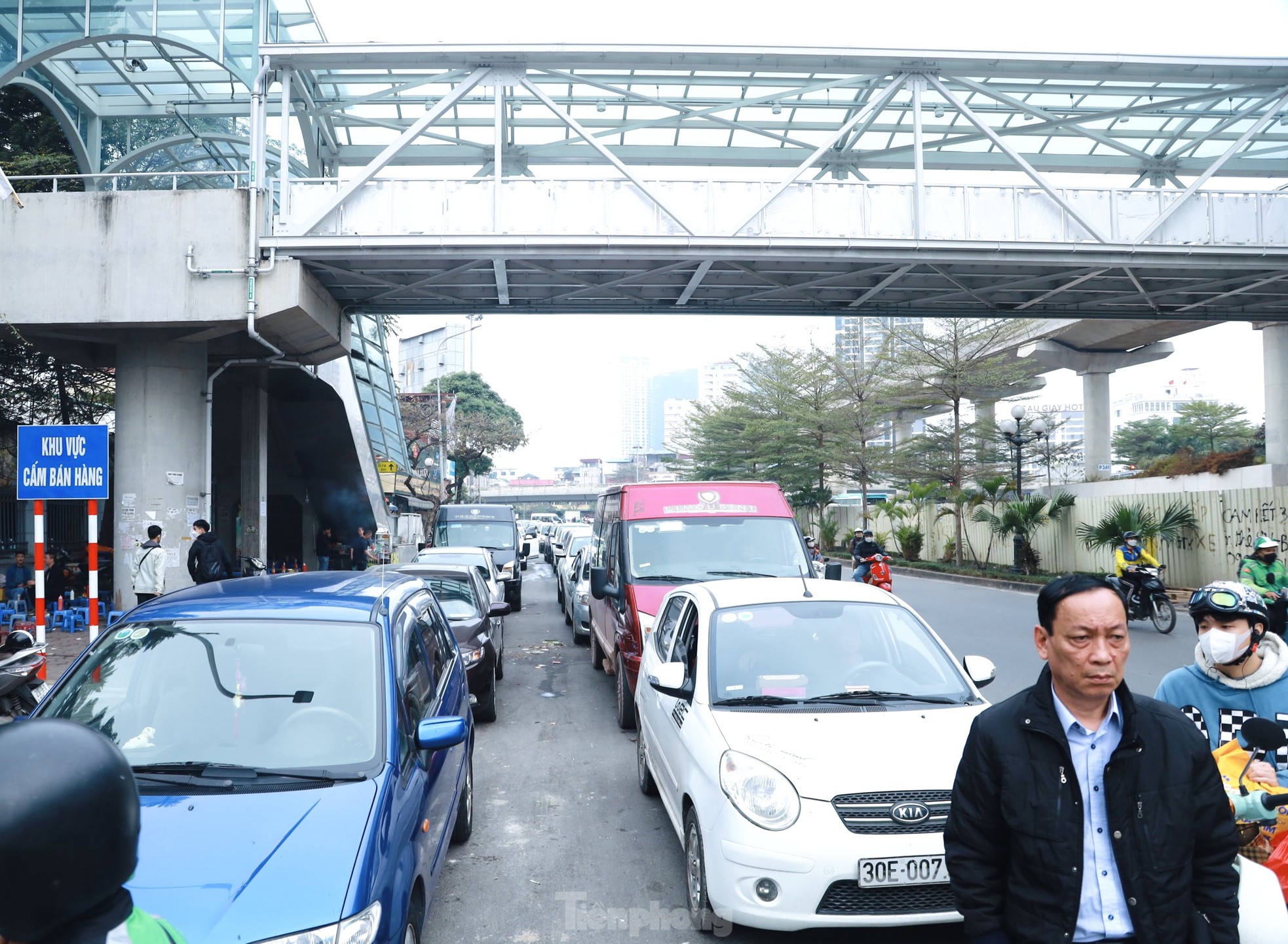 Khổ như đi đăng kiểm: Bà bầu mệt mỏi xếp hàng 5 ngày chưa tới lượt-4