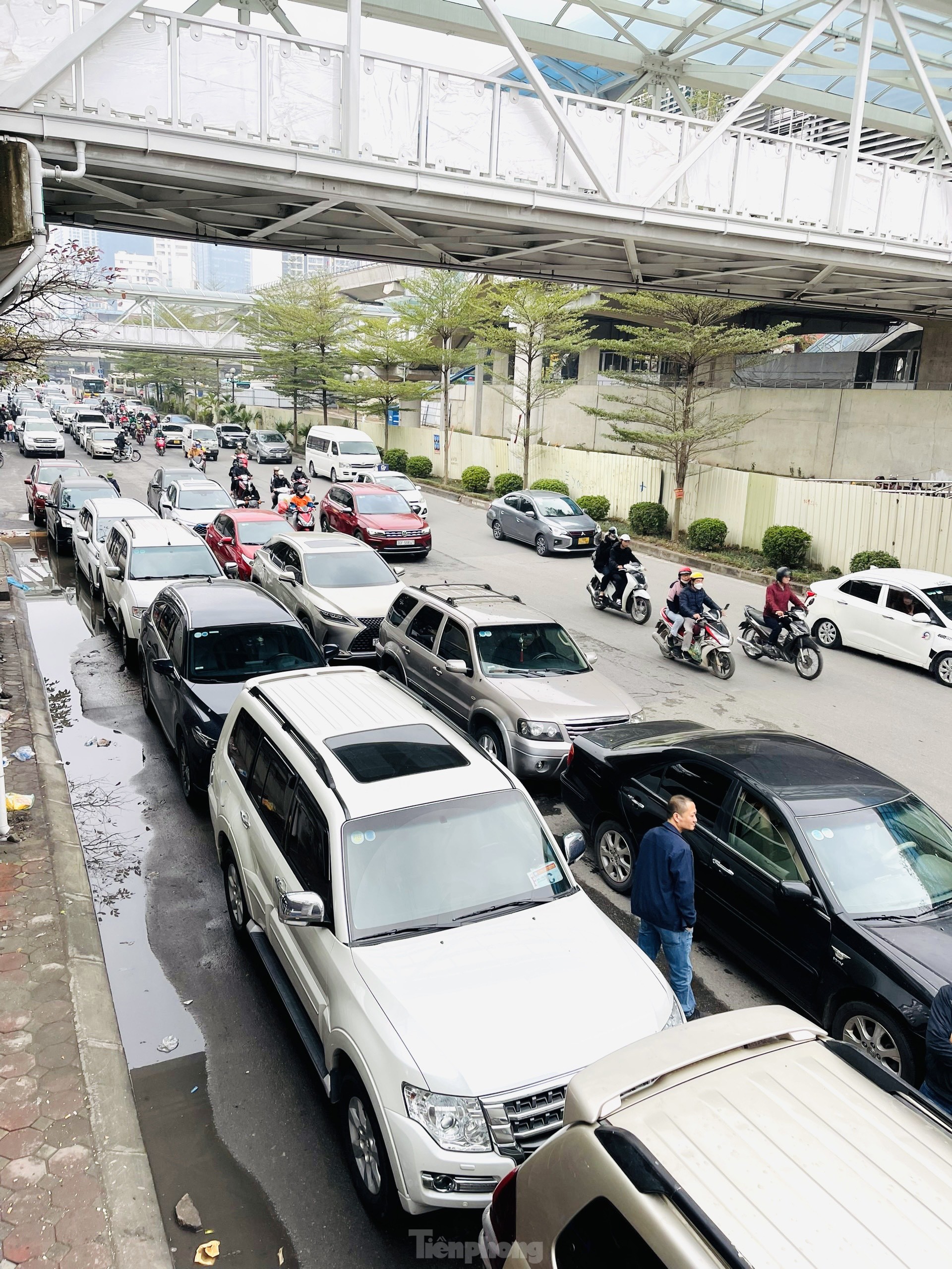 Khổ như đi đăng kiểm: Bà bầu mệt mỏi xếp hàng 5 ngày chưa tới lượt-1