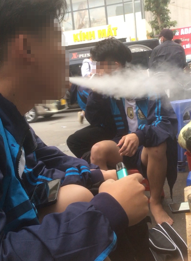 Phóng sự đặc biệt về thuốc lá điện tử ở Hà Nội: Học sinh thản nhiên phì phèo” gần trường học, bác sĩ BV Bạch Mai đưa cảnh báo-2