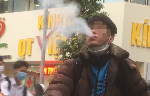 Phóng sự đặc biệt về thuốc lá điện tử ở Hà Nội: Học sinh thản nhiên phì phèo” gần trường học, bác sĩ BV Bạch Mai đưa cảnh báo-3