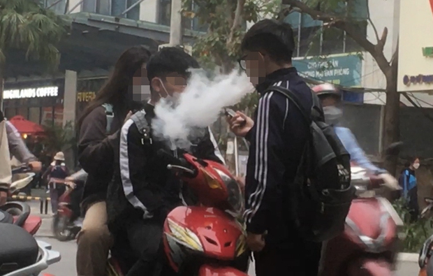 Phóng sự đặc biệt về thuốc lá điện tử ở Hà Nội: Học sinh thản nhiên phì phèo” gần trường học, bác sĩ BV Bạch Mai đưa cảnh báo-1