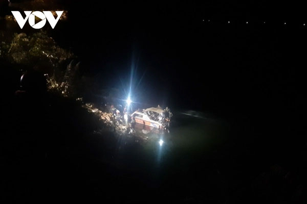 Vụ ô tô lao xuống sông Đà: Đã tìm thấy thi thể lái xe-1