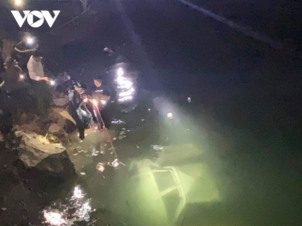 Vụ ô tô lao xuống sông Đà: Đã tìm thấy thi thể lái xe-2