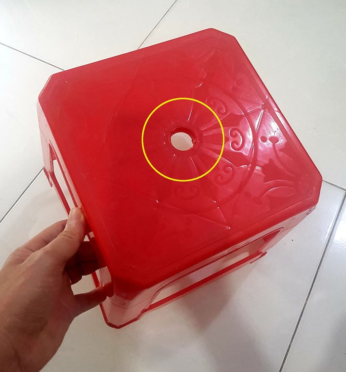 Ghế nhựa thường có 1 lỗ tròn: 90% dùng mãi mà không biết sự thật-4