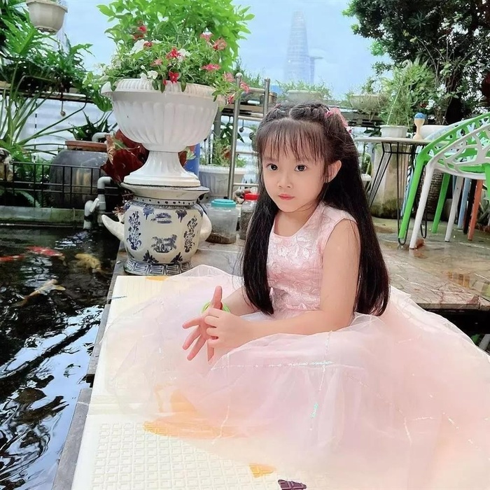 Con gái Diệp Lâm Anh diện đồ của mẹ: Phải làm gì khi bé thích làm đẹp từ sớm?-3