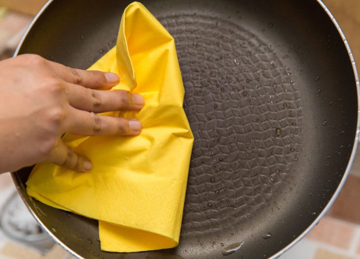 Làm thế nào để làm sạch chảo nấu ăn của bạn như một chuyên gia