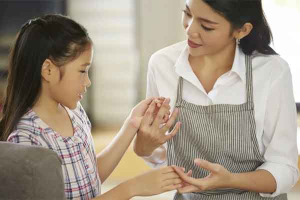 Đi công tác về gặp vợ cũ đến thăm mẹ tôi ốm, lén nghe một câu của cô ấy mà tôi nghẹn lòng-3