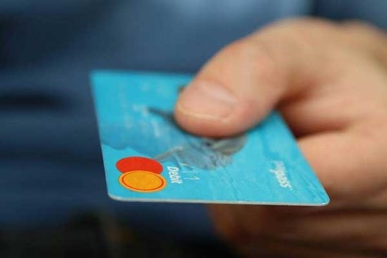 Được bạn trai đưa thẻ cho tiêu, cô gái phóng tay và kết đắng