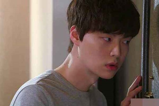 Đi công tác về gặp vợ cũ đến thăm mẹ tôi ốm, lén nghe một câu của cô ấy mà tôi nghẹn lòng