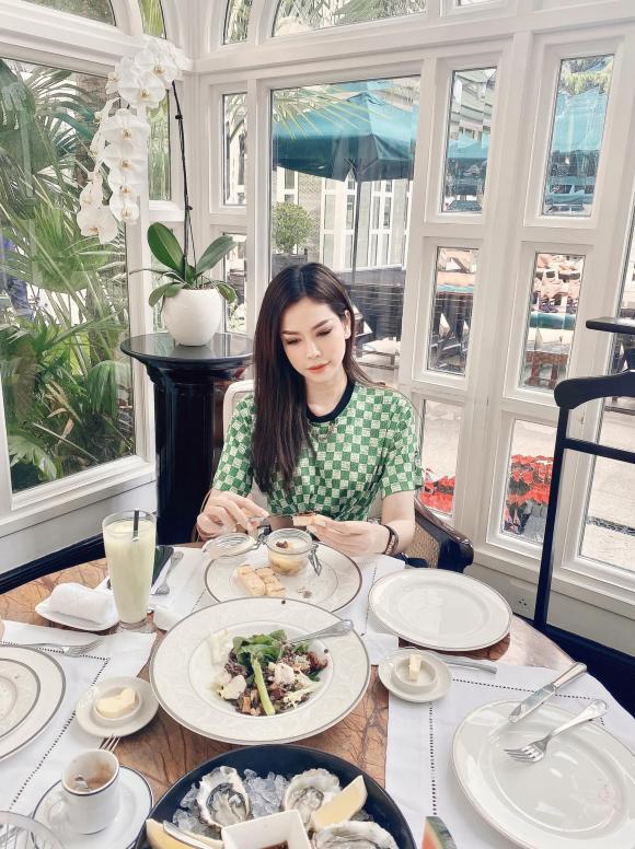 Con dâu tỷ phú Hoàng Kiều mừng sinh nhật, phía sau là siêu xe, dinh thự gây choáng-4