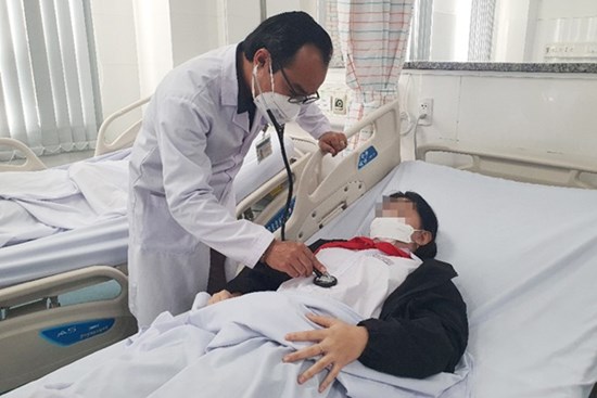 Ăn gà rán, trà sữa liên hoan cuối năm, gần 20 học sinh nhập viện
