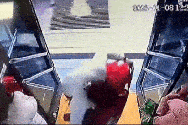 Hồi hộp theo dõi những cần thủ cứu bé gái bị đuối nước giữa trời đông lạnh giá-1