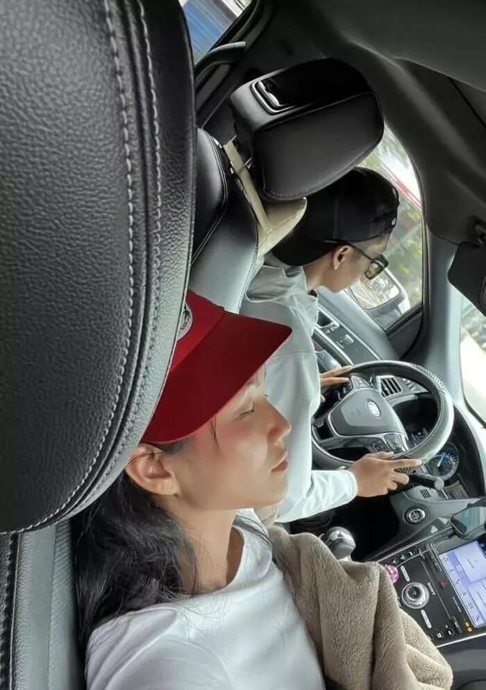 Đăng ảnh đi làm, HHen Niê trượt tay để lộ bạn trai làm tài xế-1