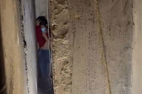 Cứu bé gái kẹt giữa khe tường rộng 25 cm-1
