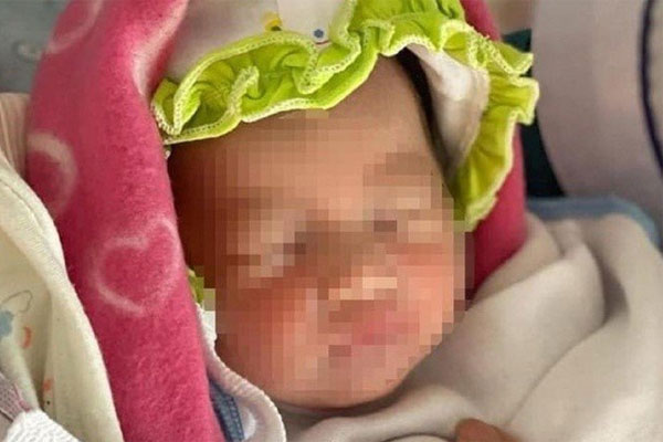 Bé gái sơ sinh còn nguyên dây rốn bị bỏ rơi trên tàu SE1-2