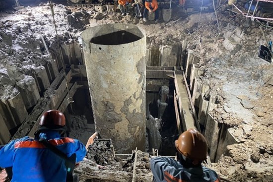 Bé trai lọt xuống trụ bê tông: Chuẩn bị hạ khung chống tầng 6