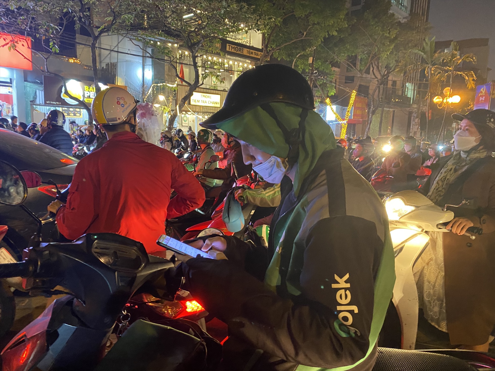 Cận Tết, nhiều tuyến đường của Thủ đô ùn tắc kéo dài-4