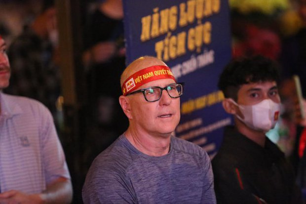 CĐV ở TP.HCM hò reo ăn mừng khi Tiến Linh đánh đầu xé lưới ĐT Thái Lan-12