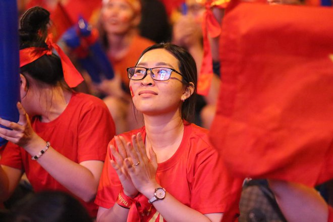 CĐV ở TP.HCM hò reo ăn mừng khi Tiến Linh đánh đầu xé lưới ĐT Thái Lan-2
