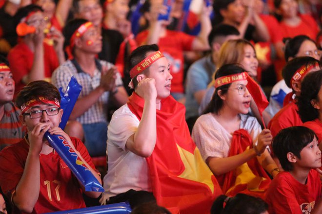 CĐV ở TP.HCM hò reo ăn mừng khi Tiến Linh đánh đầu xé lưới ĐT Thái Lan-1