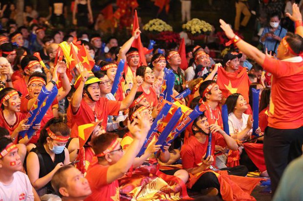 CĐV ở TP.HCM hò reo ăn mừng khi Tiến Linh đánh đầu xé lưới ĐT Thái Lan-11