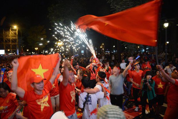 CĐV ở TP.HCM hò reo ăn mừng khi Tiến Linh đánh đầu xé lưới ĐT Thái Lan-10