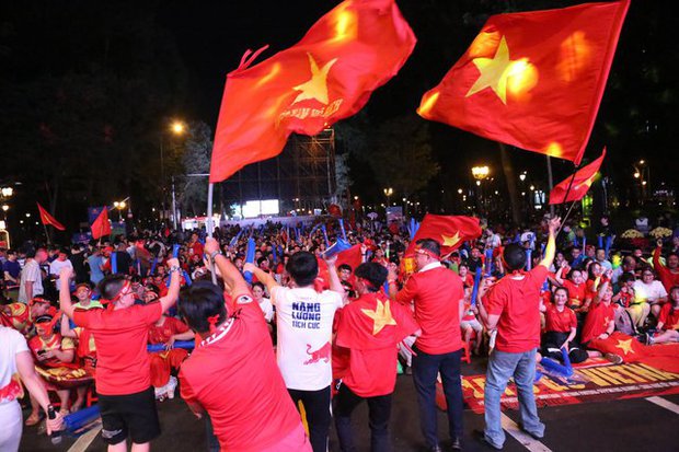 CĐV ở TP.HCM hò reo ăn mừng khi Tiến Linh đánh đầu xé lưới ĐT Thái Lan-9