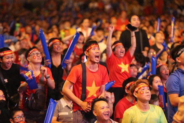 CĐV ở TP.HCM hò reo ăn mừng khi Tiến Linh đánh đầu xé lưới ĐT Thái Lan-5