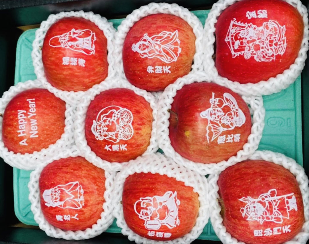 Chợ trái cây Tết: 9 quả táo giá 4 triệu đồng vẫn đắt khách mua-2