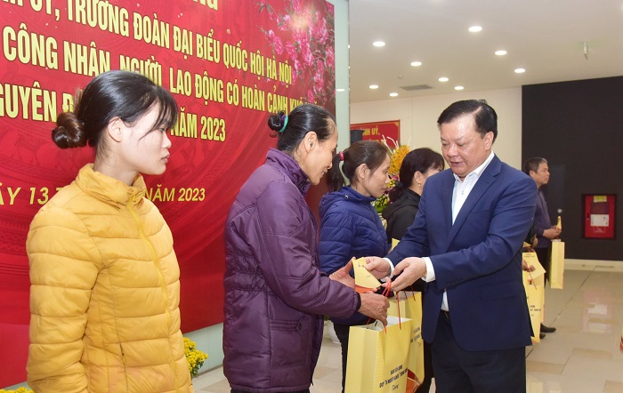 Đồng chí Đinh Tiến Dũng thăm, tặng quà Tết gia đình chính sách và công nhân lao động huyện Gia Lâm-1
