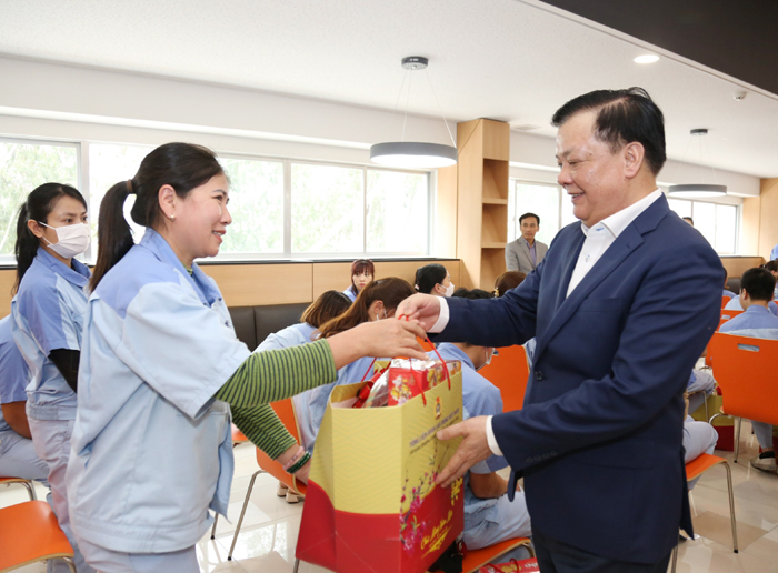 Đồng chí Đinh Tiến Dũng thăm, tặng quà Tết gia đình chính sách và công nhân lao động huyện Gia Lâm-2