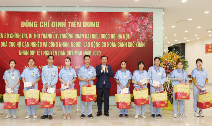 Đồng chí Đinh Tiến Dũng thăm, tặng quà Tết gia đình chính sách và công nhân lao động huyện Gia Lâm-3