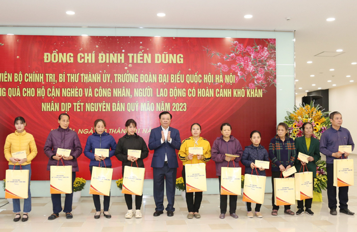 Đồng chí Đinh Tiến Dũng thăm, tặng quà Tết gia đình chính sách và công nhân lao động huyện Gia Lâm-4
